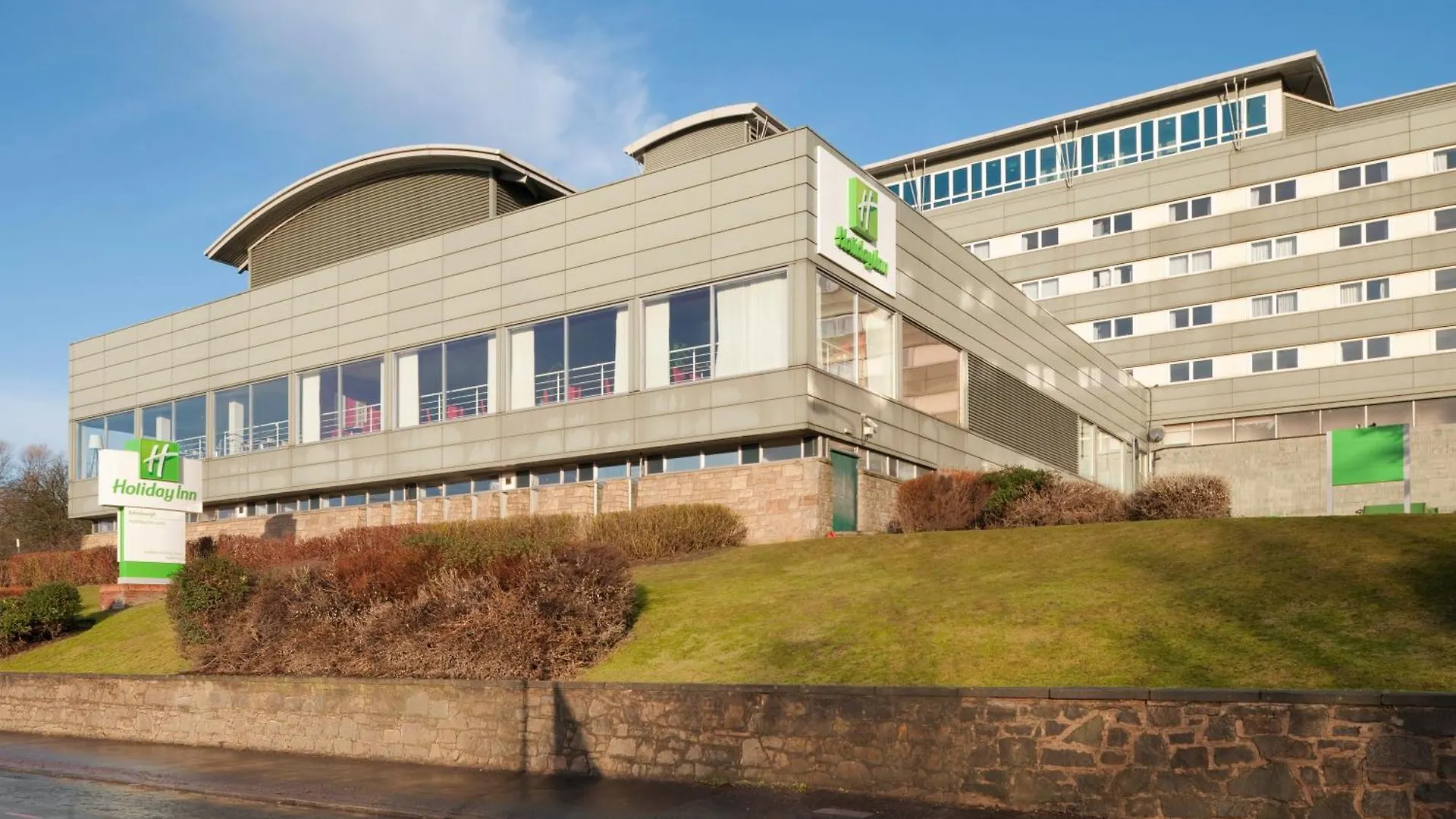 7 Smart Family-Friendly Hotels Near Dean Gallery Worth Booking