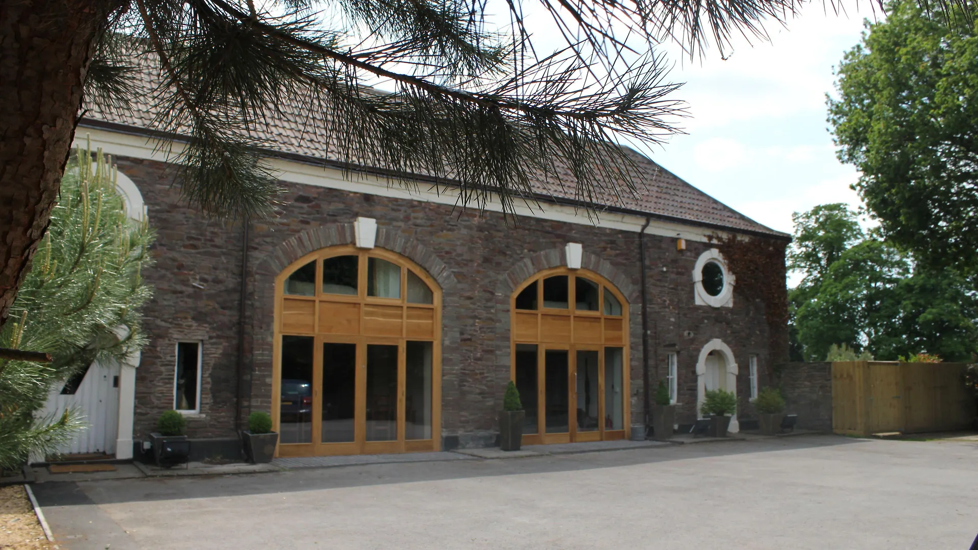 5 Couple-Friendly Hotels Close to Frenchay Village Museum